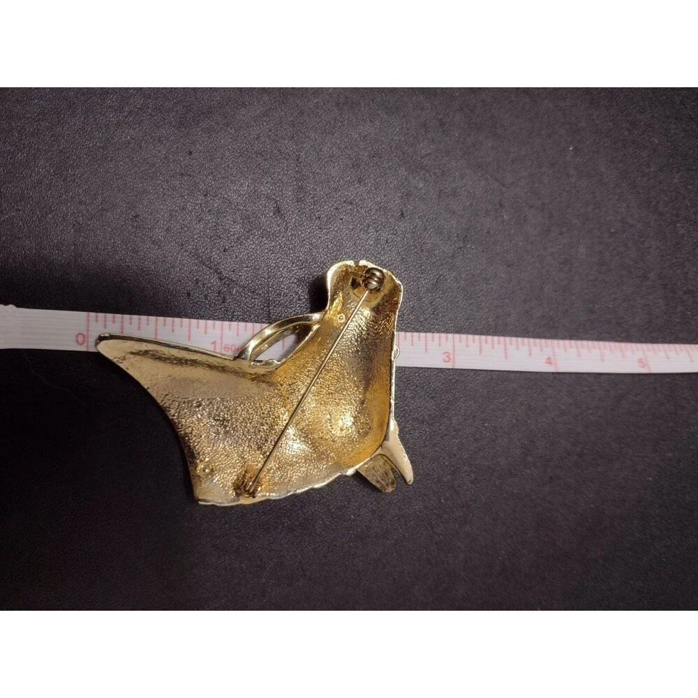 Gold tone horse head brooch